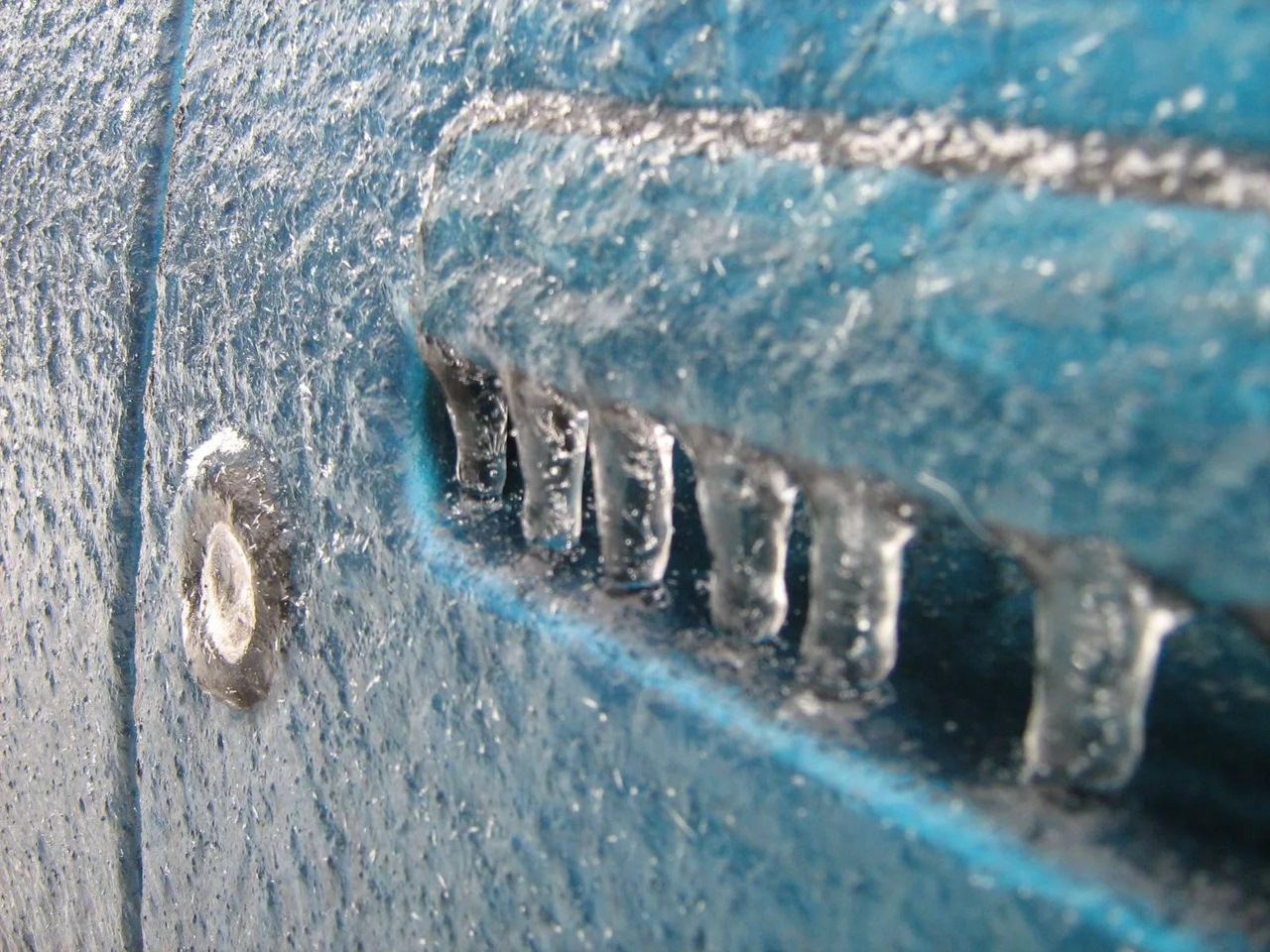 Замерзшие в машине замки — как с этим справиться?